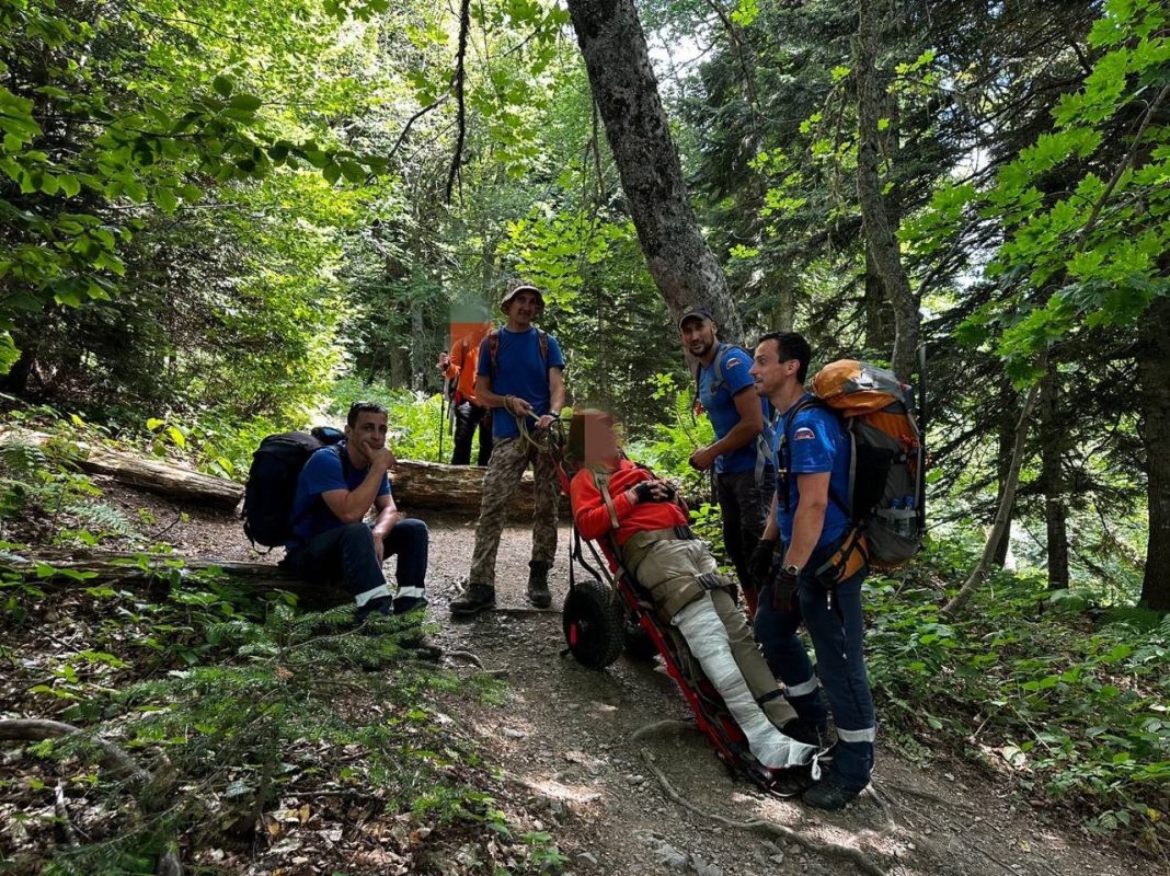 Поход закончился травмой: МЧС эвакуировало туриста в Сочи