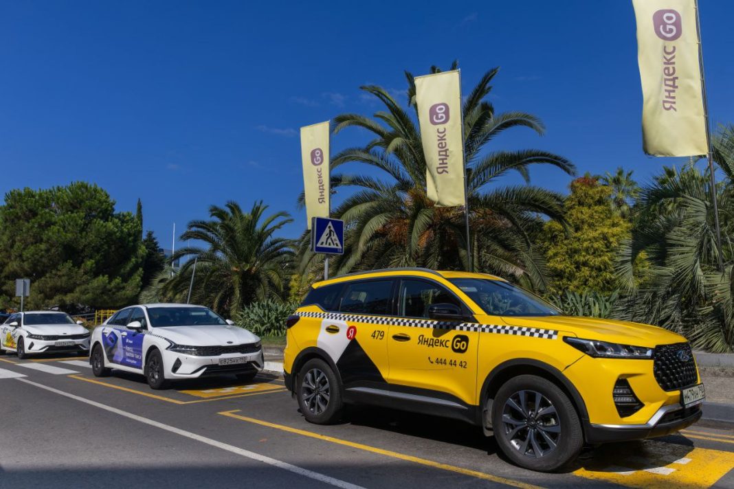 Обеспечение прав пассажиров: в аэропорту Сочи борются с нелегальными перевозчиками