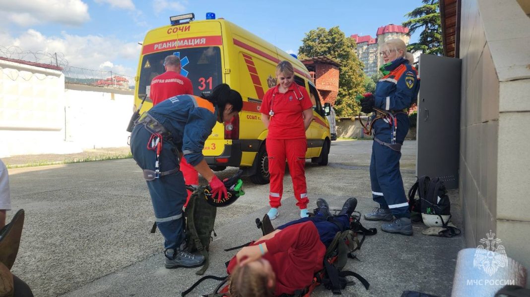 Вертолет МЧС доставил в Сочи туристку с признаками горной болезни