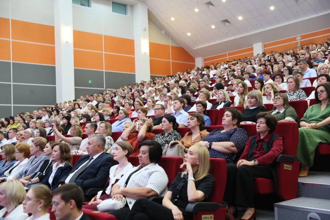 Безопасность школ и поддержка учителей в Краснодарском крае: губернатор Кондратьев пообещал учителям повышение с 2026 года