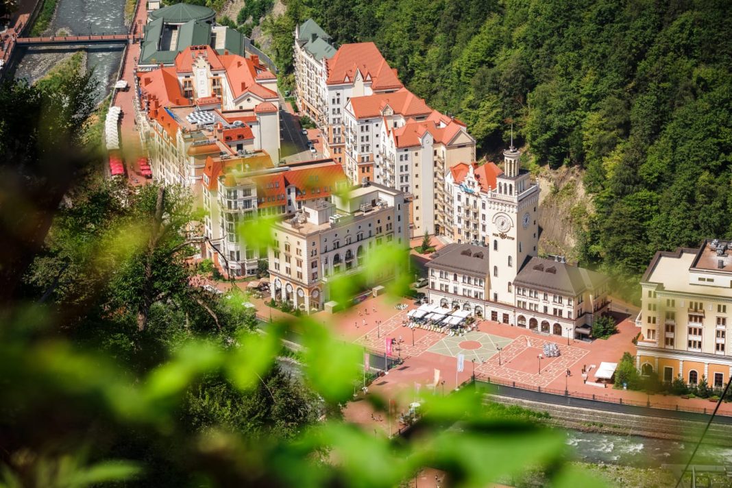 «Роза Хутор» оборудовала четыре подкормочные станции для диких обитателей горного Причерноморья