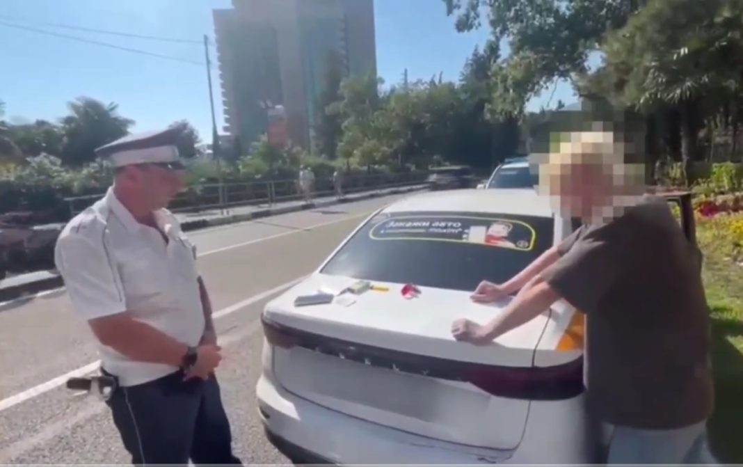Правоохранители Сочи остановили такси, в котором находился 18-летний парень с наркотиками