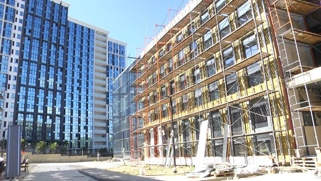 Новая школа в микрорайоне Бытха станет филиалом гимназии №8: она готова на 86%