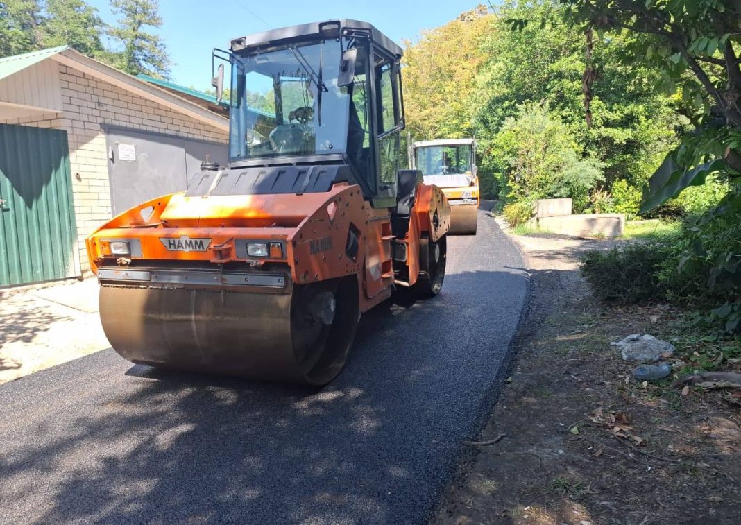 Сочи преображается: на трех улицах одновременно завершают укладку асфальта и бетона