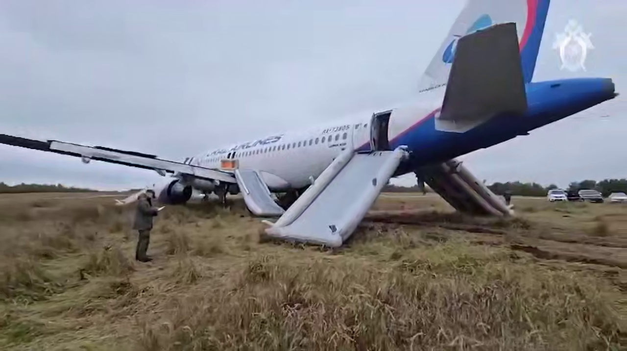 Экс-командир самолета, совершивший аварийную посадку в поле, просит судить его в Омске: лайнер летел из Сочи 2 Новости 93: Экс-командир самолета, совершивший аварийную посадку в поле, просит судить его в Омске: лайнер летел из Сочи | 454545