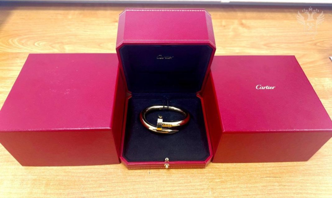 5 лет за люксовый браслет: в Сочи таможенники задержали женщину с дорогим украшением