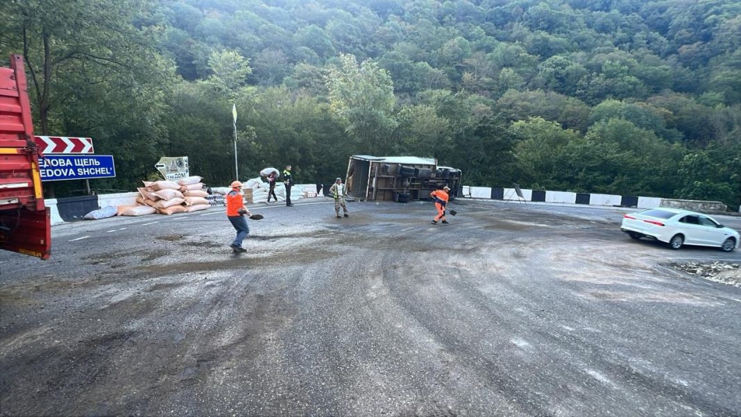 Сочинские инспекторы организовали реверсивное движение в Мамедовой Щели из-за аварии с большегрузом