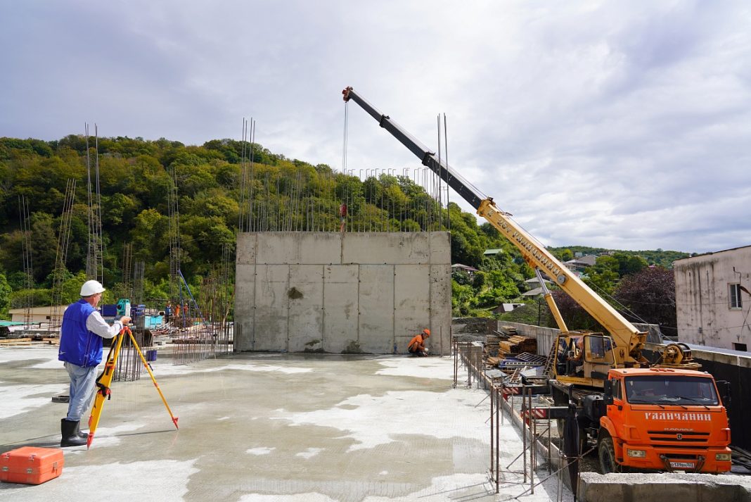 В Сочи началось строительство блока начальной школы: она откроется в поселке Горное Лоо