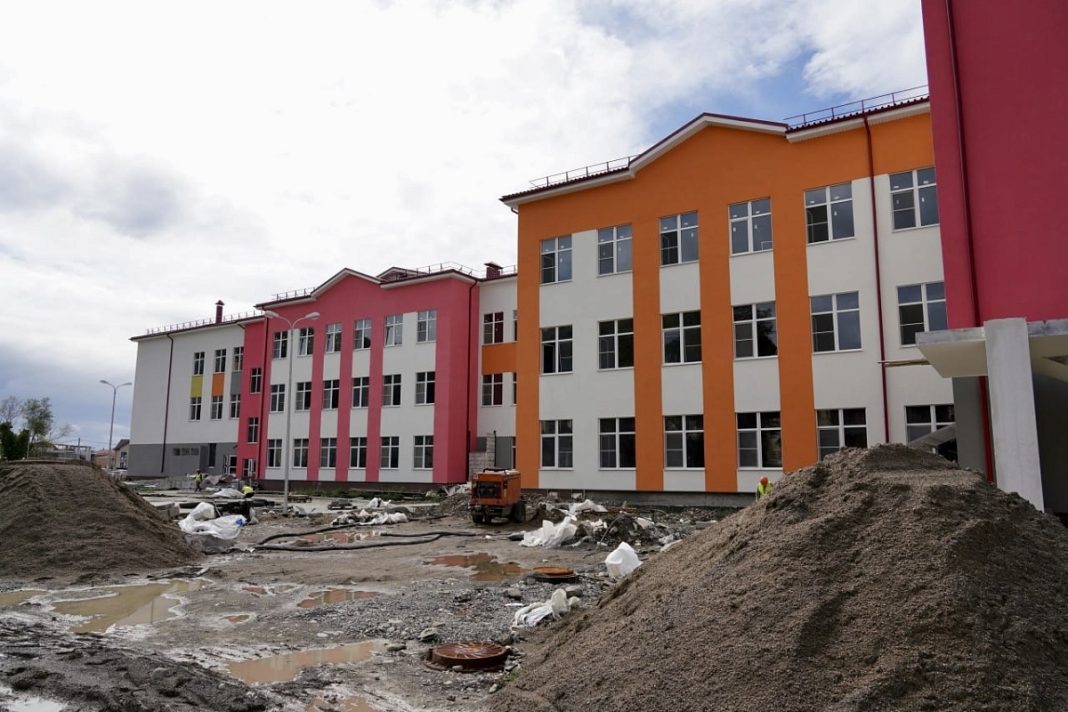 Готовность школы на Калараш-Малышева в Сочи составляет 83,5%