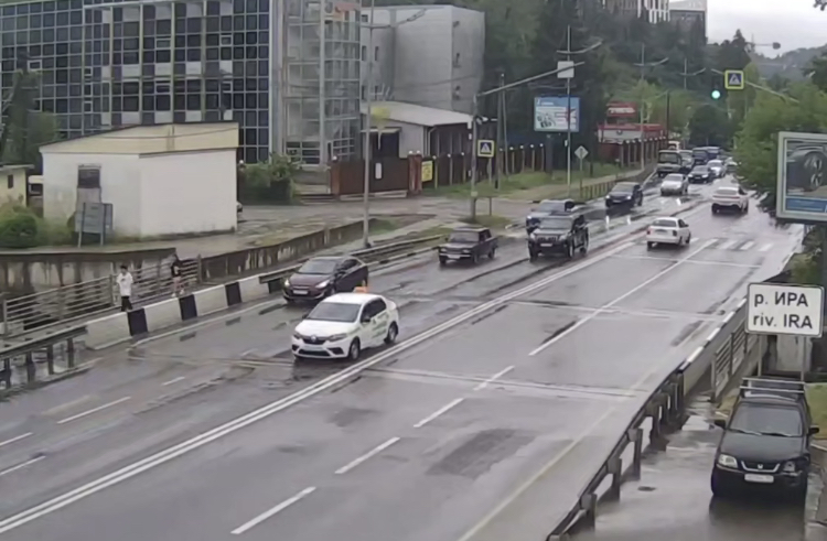 Запись не соответствует действительности: в Сочи опровергли новость о выходе из берегов реки Иры