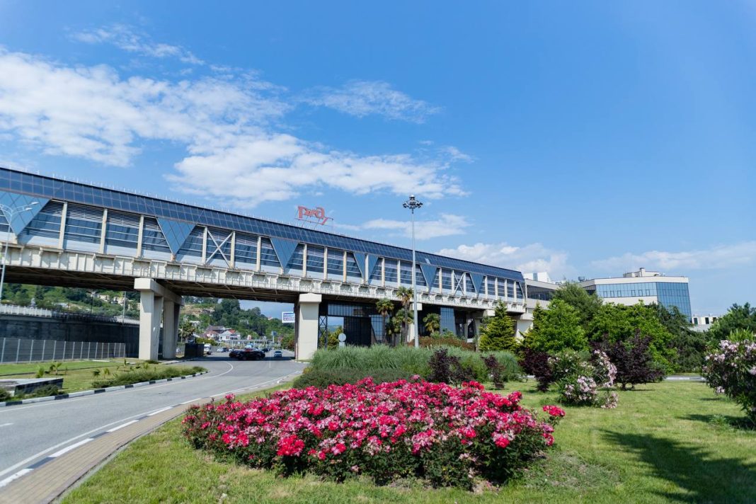 Аэропорт Сочи советует пассажирам пересаживаться на «Ласточку» из-за пробок