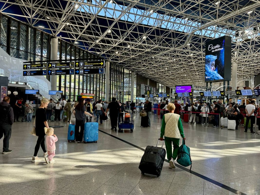 10 рейсов «ушли» на запасные аэродромы во время ограничений в аэропорту Сочи