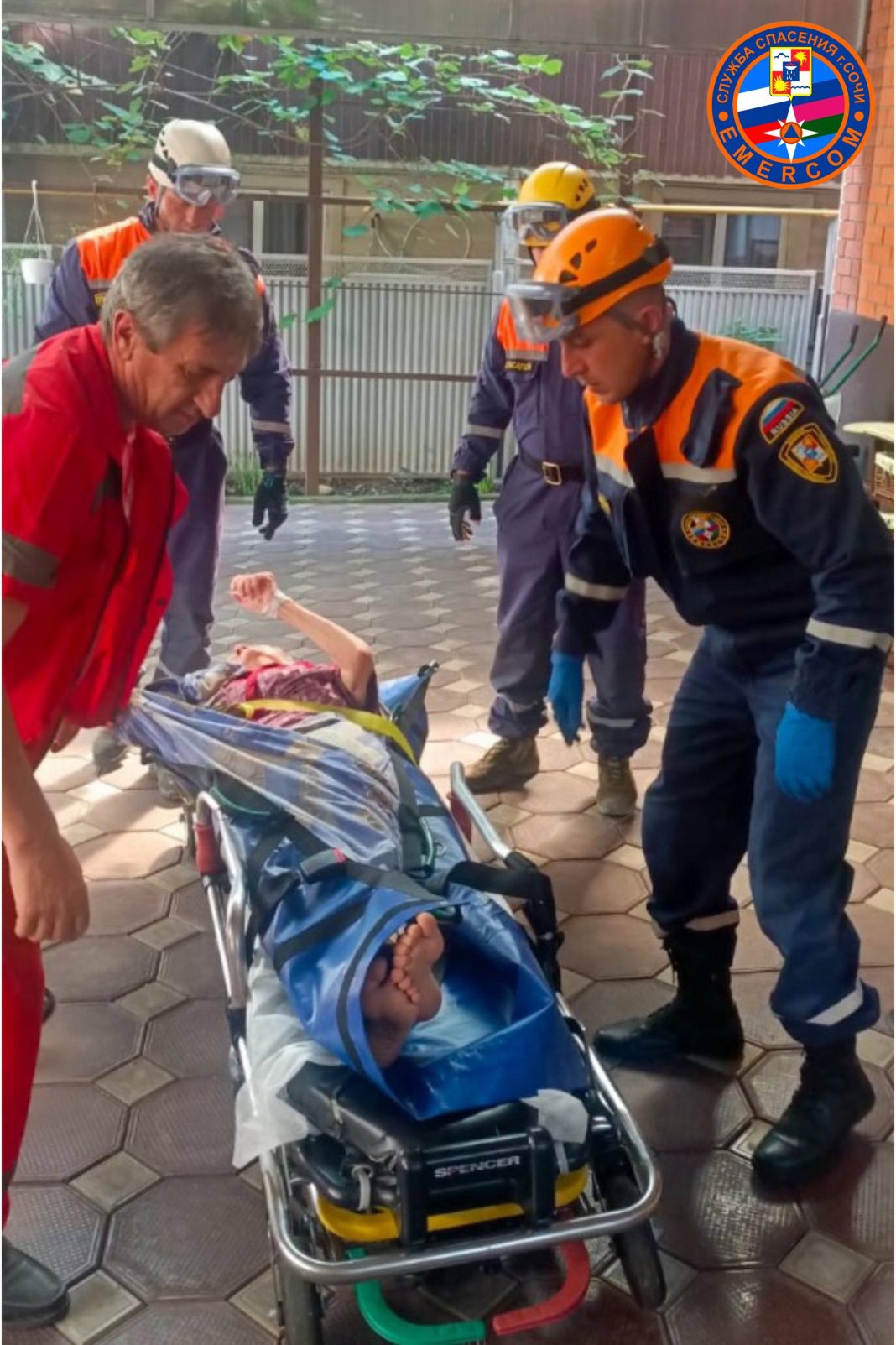 Оказание помощи: сочинские спасатели обеспечили эвакуацию гражданки для госпитализации