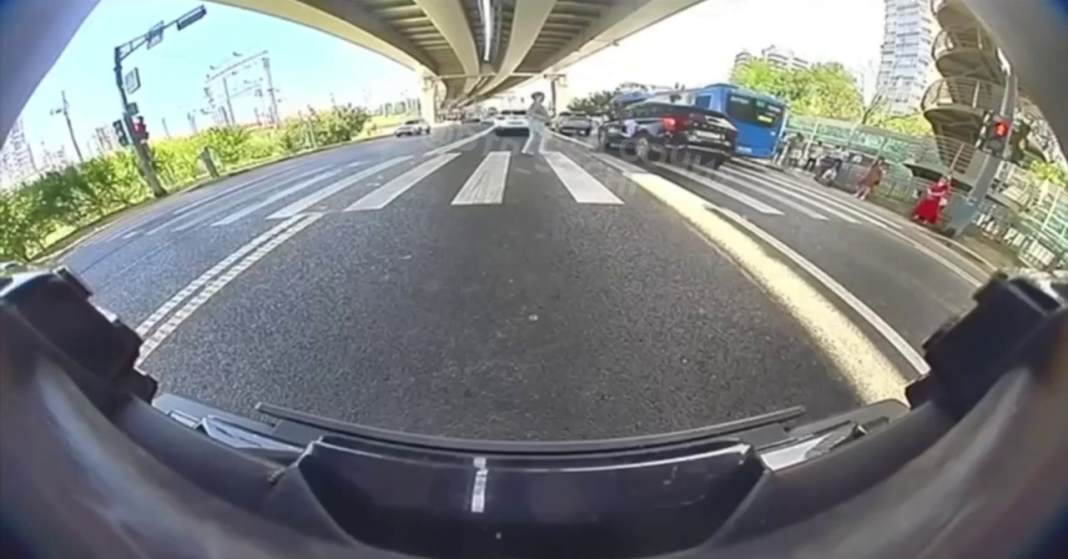 Переход на красный: женщина в Сочи попала под колеса мопеда