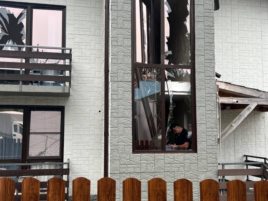 Жертвы ночной атаки БПЛА: в Сочи поврежден мемориал герою, а семье погибшего назначена выплата