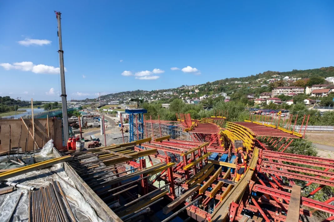 В Сочи начали бетонировать петлю для съезда на обход Адлера