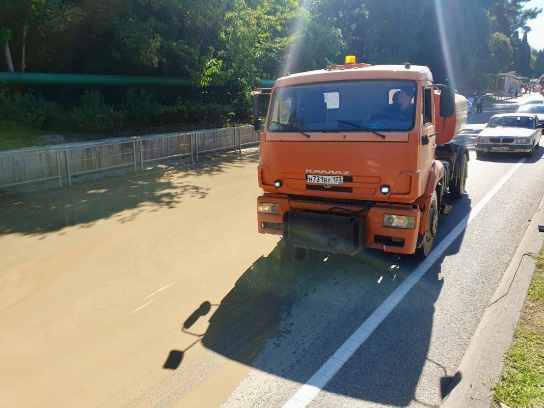 Пробки в Адлере: ливни в Сочи осложнили прокладку водовода и затруднили движение на трассе