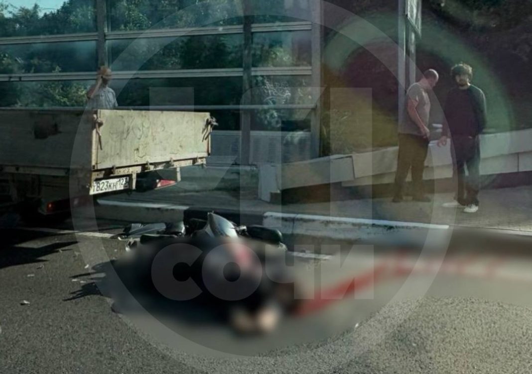 В соцсетях сообщают о смертельном ДТП в Сочи: парень на мопеде без шлема врезался в Газель