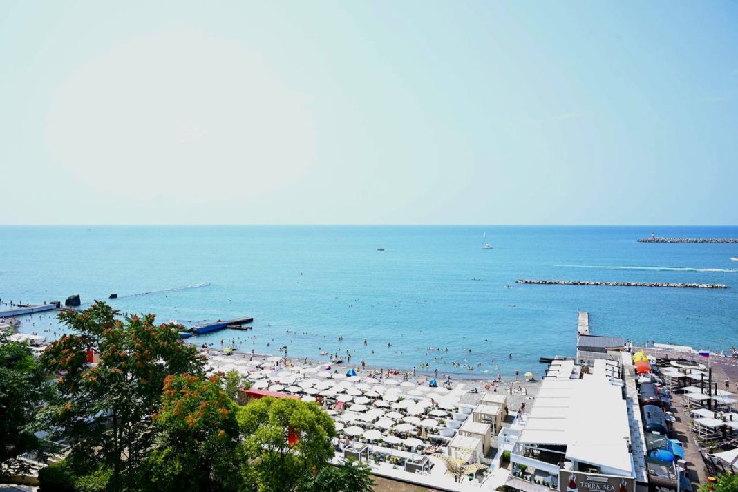 Сочи снял все ограничения: 180 пляжей курорта работают в штатном режиме