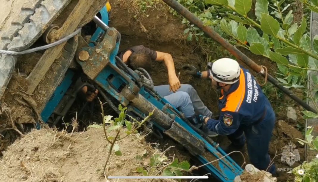 ЧП в Сочи: многотонный экскаватор перевернулся на кабину с машинистом внутри
