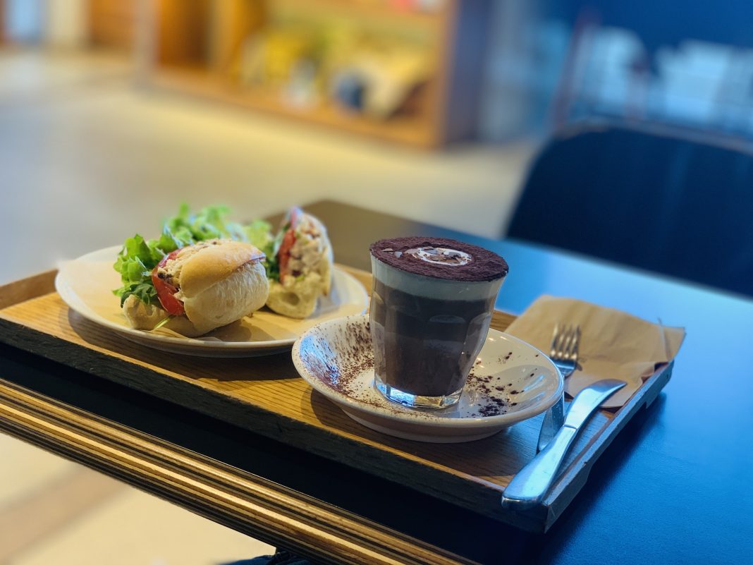 Вкусный, но дорогой перелет: цены в краснодарском аэропорту удивляют пассажиров