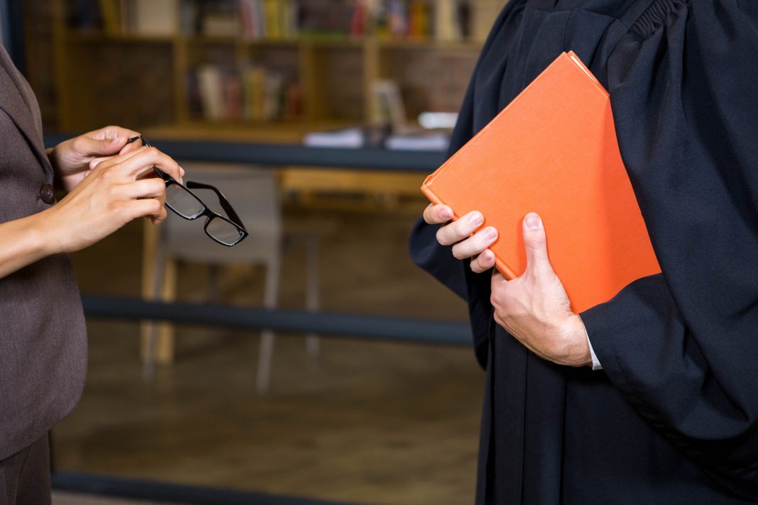 Сотрудница техникума из Краснодарского края продавала поддельные дипломы по опасной специальности