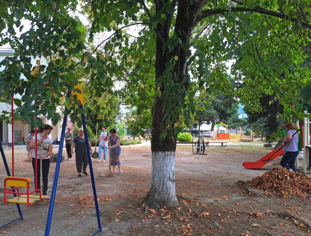 На благо жителей: в Лазаревском районе Сочи покосили траву и починили водопровод