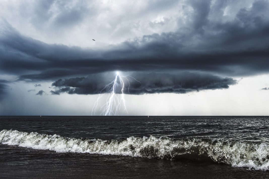 Шторм на подходе: звуковые сирены включат в Сочи и «Сириусе» в 18:00, 19:00 и 20:00