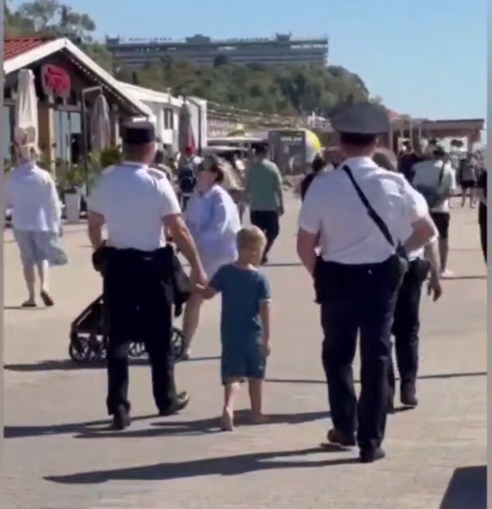 Минута расставания и счастливая встреча: сочинские полицейские вернули потерявшегося малыша матери