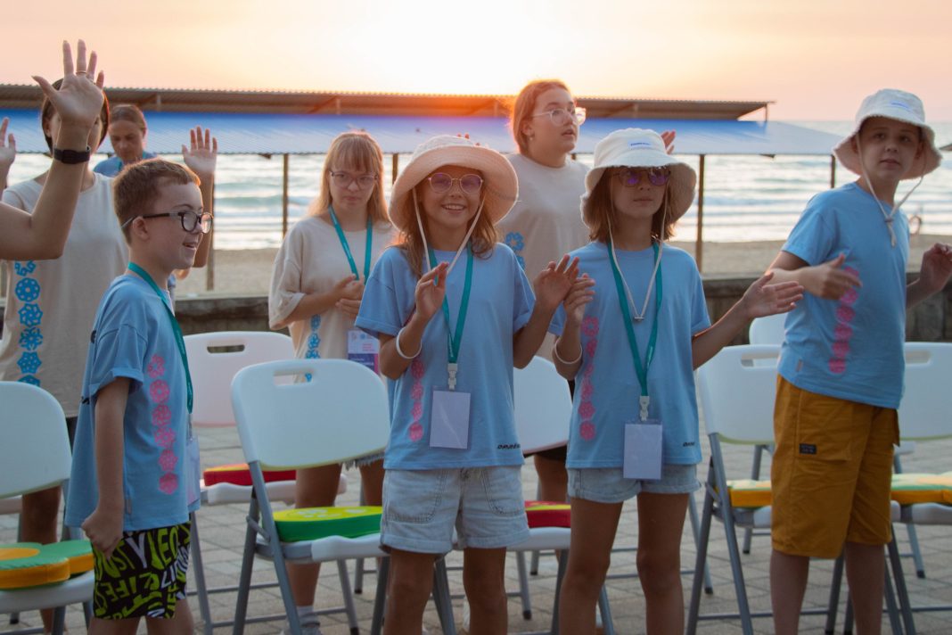 «Орленок» и фонд «Сияние» запустили вторую инклюзивную смену для детей с синдромом Дауна