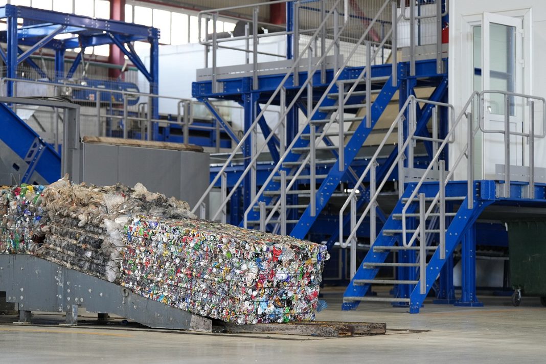 Борьба с переполненными площадками: в Сочи усиливают вывоз мусора