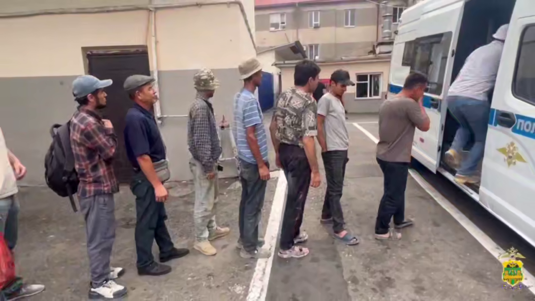 Нелегалы на месте элитного жилья: ФСБ и полиция провели зачистку на стройке в Сочи