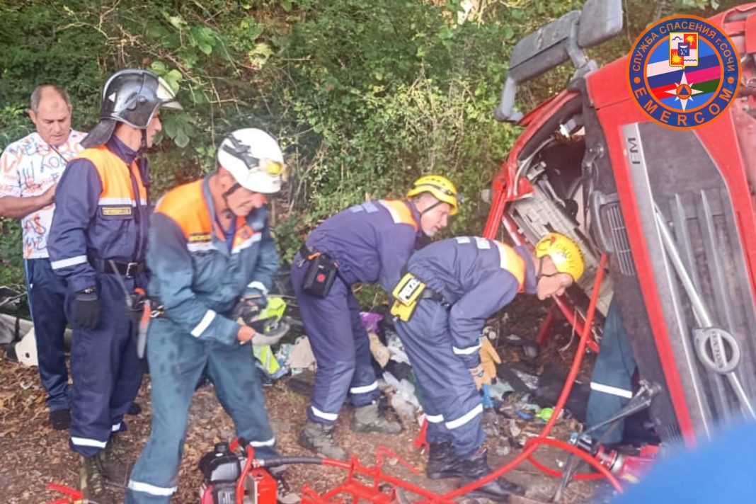 В Сочи спасли женщину, зажатую в грузовике