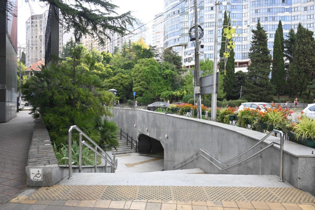 «Укройтесь в переходе»: в Сочи появились новые указатели на случай воздушной тревоги