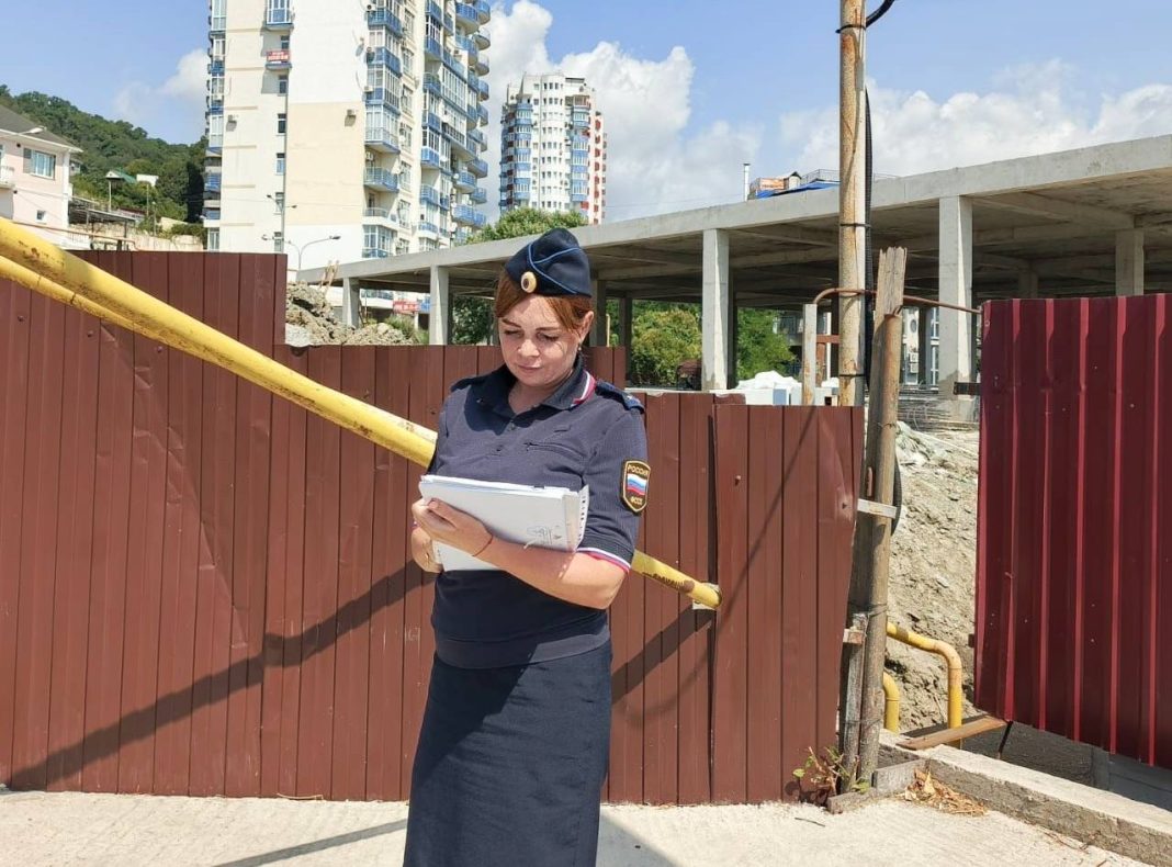 Выезд за границу под запретом: приставы заставили сочинку снести дом