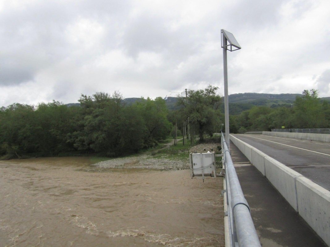 Резкие подъемы воды зафиксировали в двух реках Сочи из-за сильных дождей