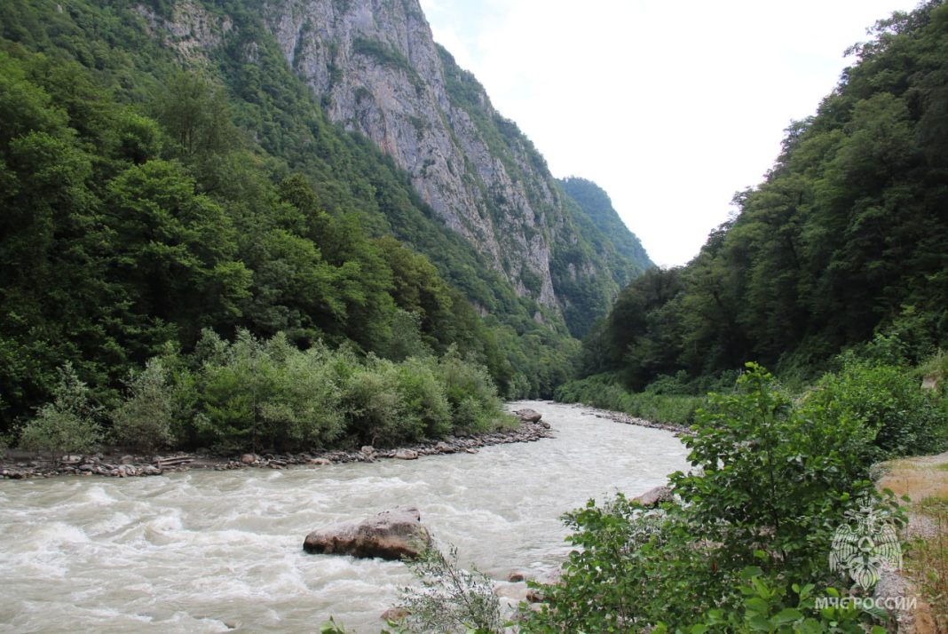Смыло потоком ГЭС: трое попали в ловушку горной реки Сочи