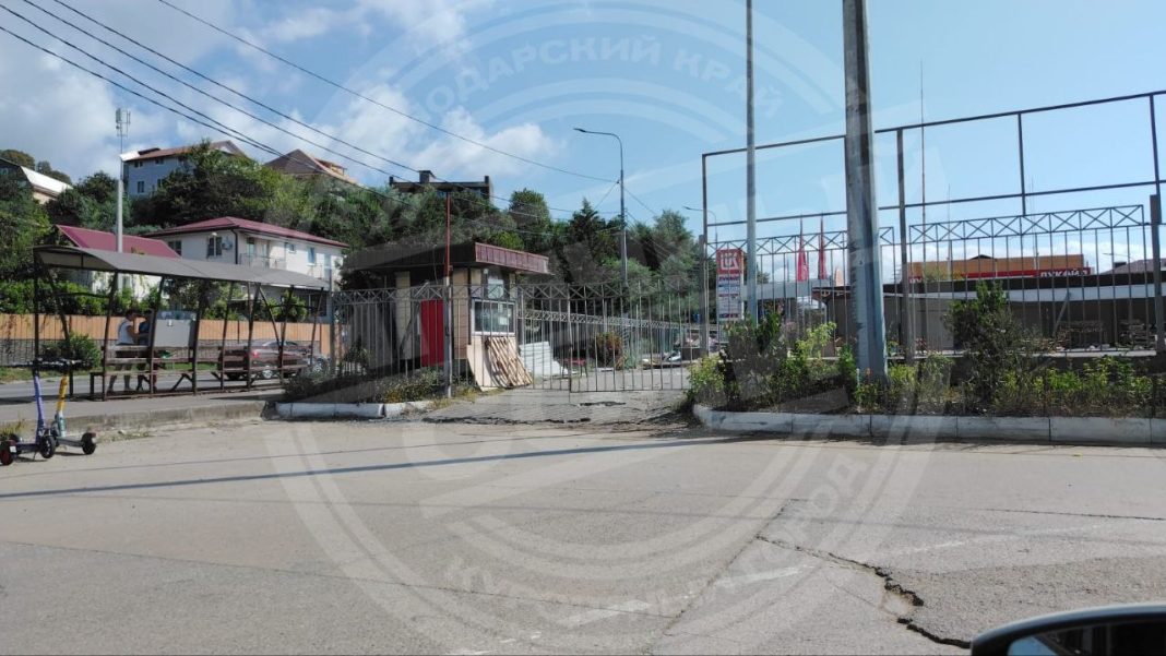 Ликвидация последствий: начался снос рынка в Сириусе, где отравились десятки человек