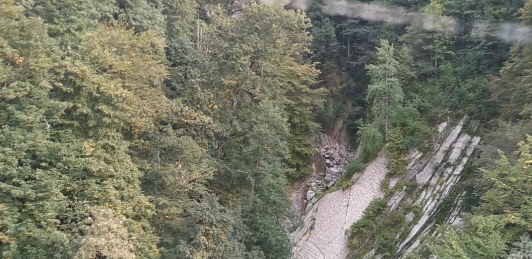 Надежда на спасение: поиски пропавшего в горах Сочи туриста не прекращаются