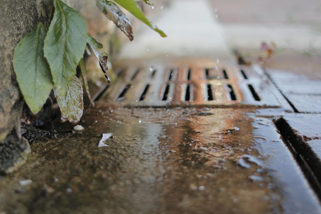 Коммунальщики Сочи очистили ливневую канализацию в плановом порядке