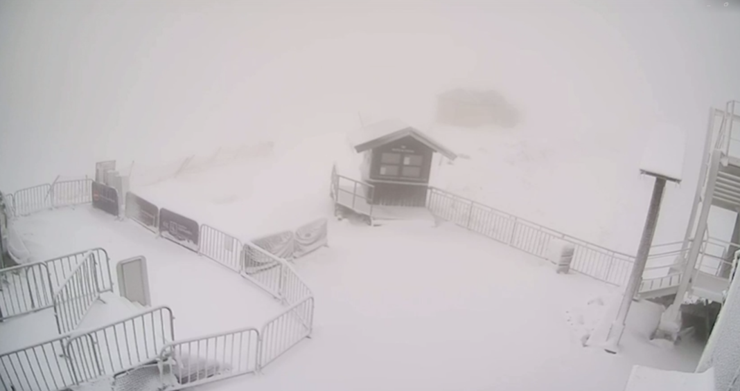 Уникальная погода в Сочи: на побережье идет дождь, а в горах выпал первый снег