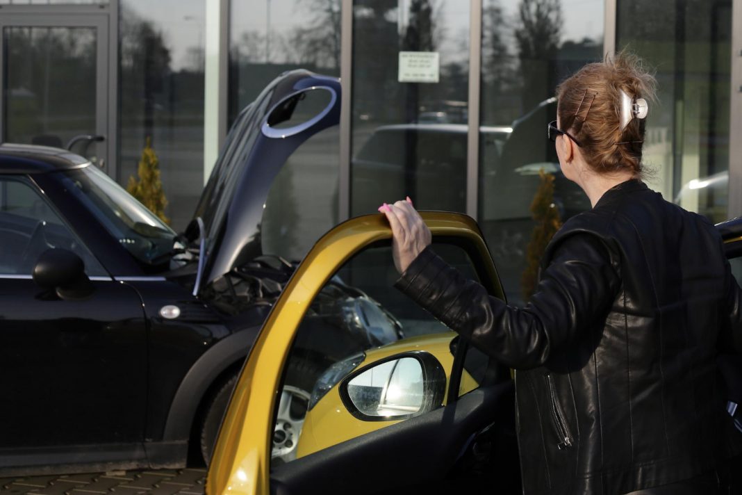 В Сочи женщина забыла кошелек в такси, водитель «прикарманил» 90 тысяч и сам бумажник