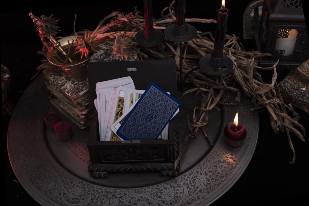 «Король пентаклей» и скандал: таролог предсказала раздел Украины в пользу России
