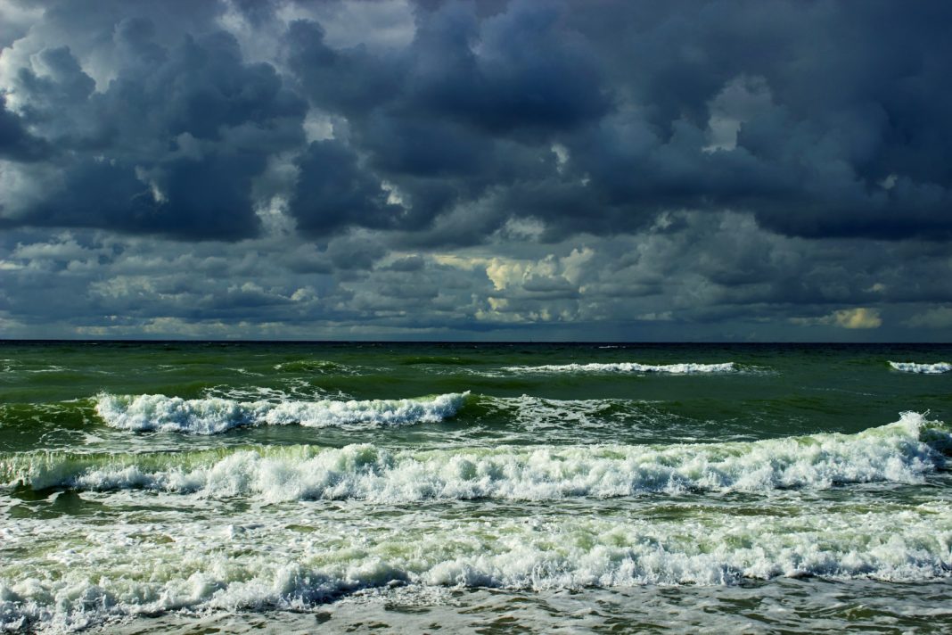 Ухудшение погоды: в Сочи объявлено предупреждение о ливнях и грозах 9 и 10 октября