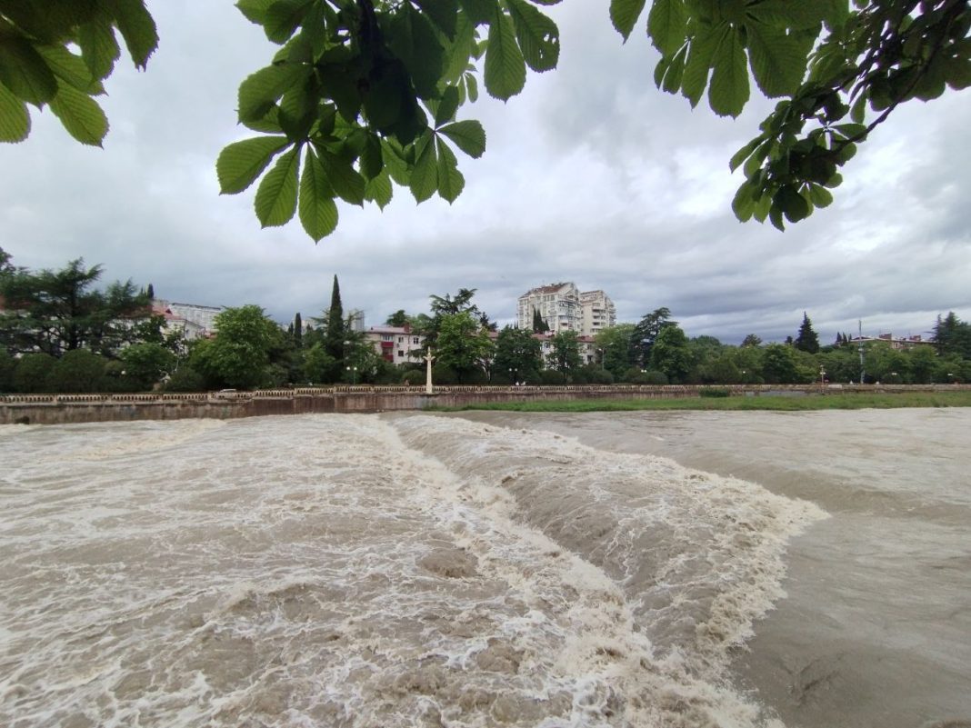 В Сочи продолжает действовать штормовое предупреждение