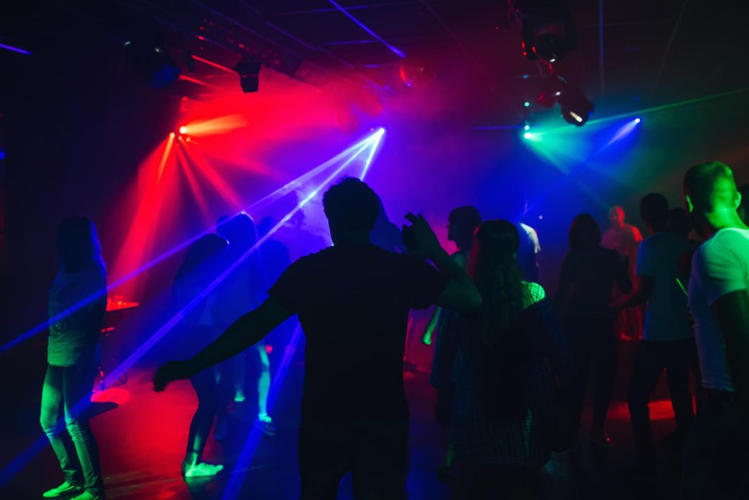 Двое обокрали девушку в одном из ночных клубов Адлера