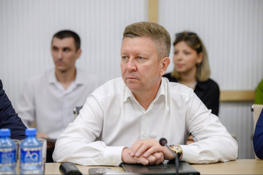 Задержанный с золотыми костылями Лесь числится на сайте главой администрации района