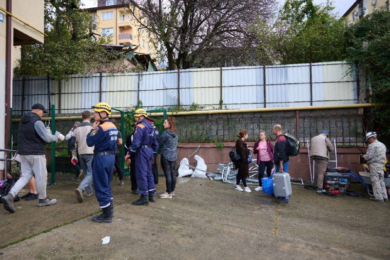 В Сочи началась расчистка территории возле дома, где взорвался бытовой газ
