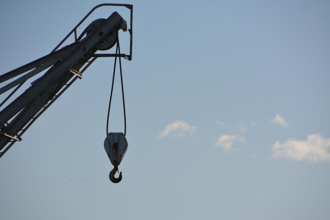 Автокран снес светофор и камеры «Безопасного города» на Орджоникидзе в Сочи