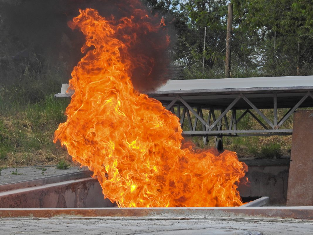Возгорание на теплотрассе в Сочи: причиной назвали действия посторонних